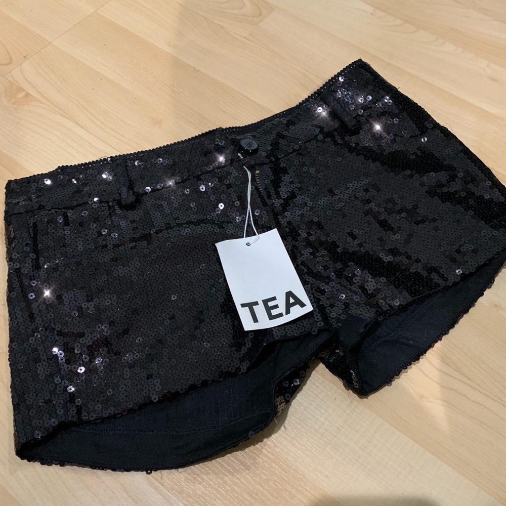 BLACK SEQUENCE SHORTS
